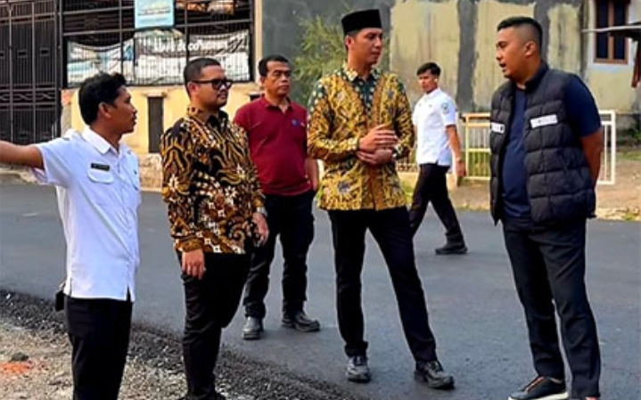 Wakil Gubernur Sumatera Barat, Vasko Ruseimy, didampingi Wali Kota Sawahlunto Riyanda Putra dan Wakil Wali Kota Jeffry Hibatullah meninjau progres perbaikan jalan. 